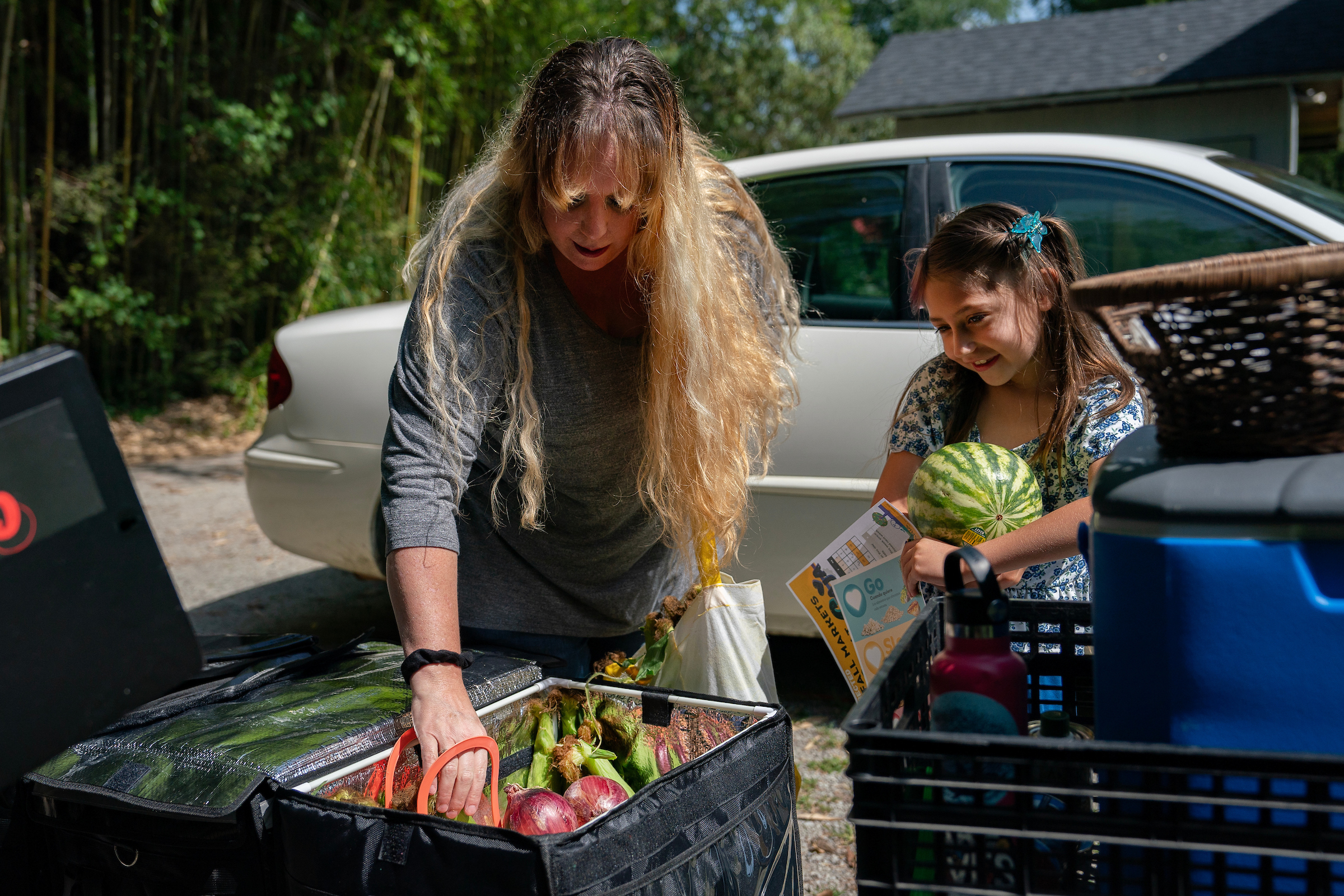 Elizabeth Jacques and her daughter Elena shop from the Caja Solidaria bicycle delivery in Hendersonville, North Carolina. 